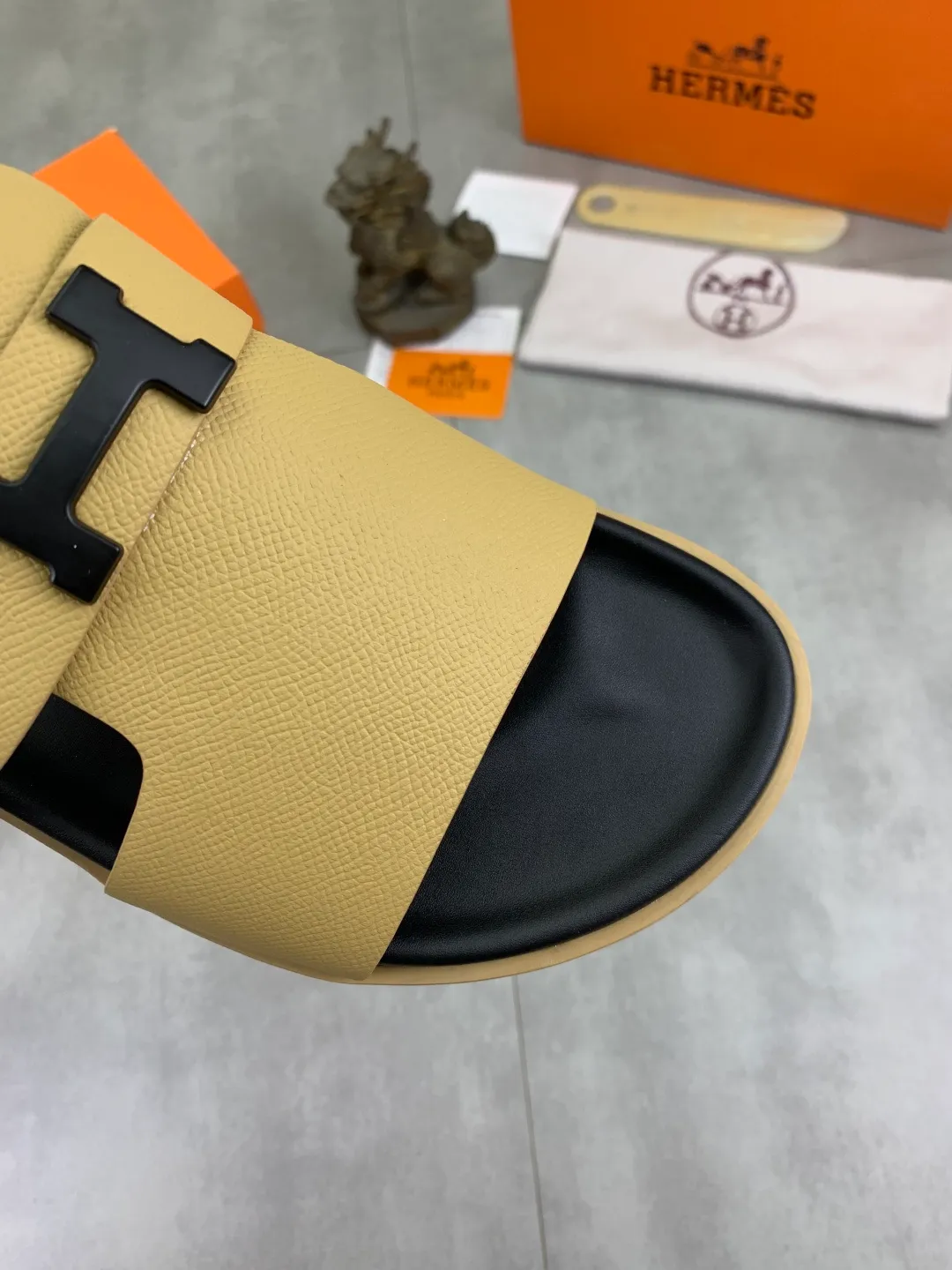 Men's shoes 💰P440 New [HERMES] high-end quality new Hermès slippers, made of imported cross-grain calfskin, wear-resistant and non-slip rubber outsole. Fashionable and elegant code number: 39-44 (38 45 46 customized)